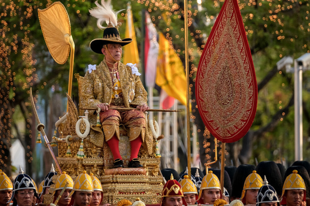 Noul rege al Thailandei cărat pe străzile din Bangkok. Funcţionari aduși pentru a face figuraţie - Imaginea 6