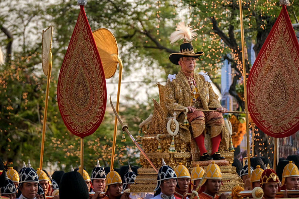 Noul rege al Thailandei cărat pe străzile din Bangkok. Funcţionari aduși pentru a face figuraţie - Imaginea 7