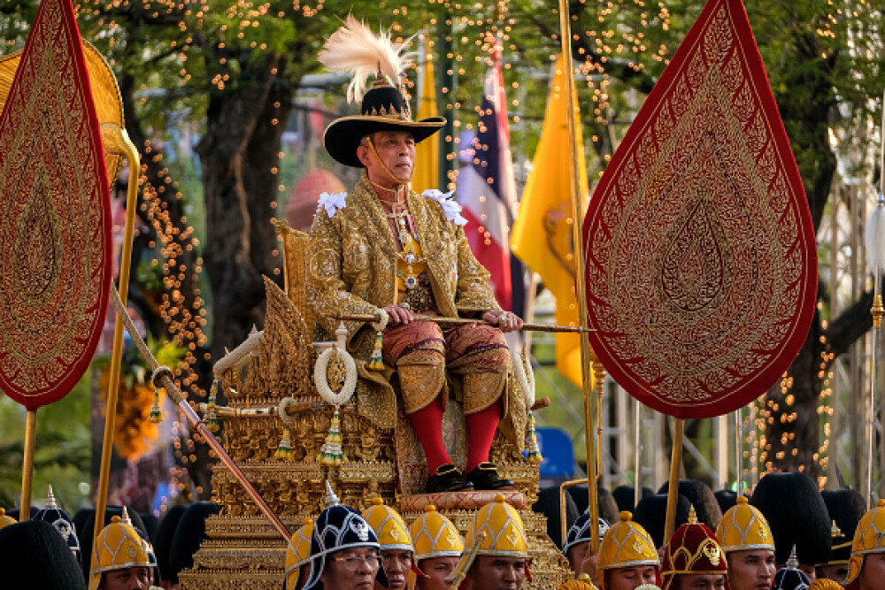 Noul rege al Thailandei cărat pe străzile din Bangkok. Funcţionari aduși pentru a face figuraţie - Imaginea 8