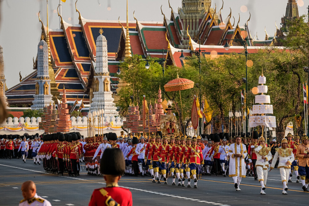 Noul rege al Thailandei cărat pe străzile din Bangkok. Funcţionari aduși pentru a face figuraţie - Imaginea 9