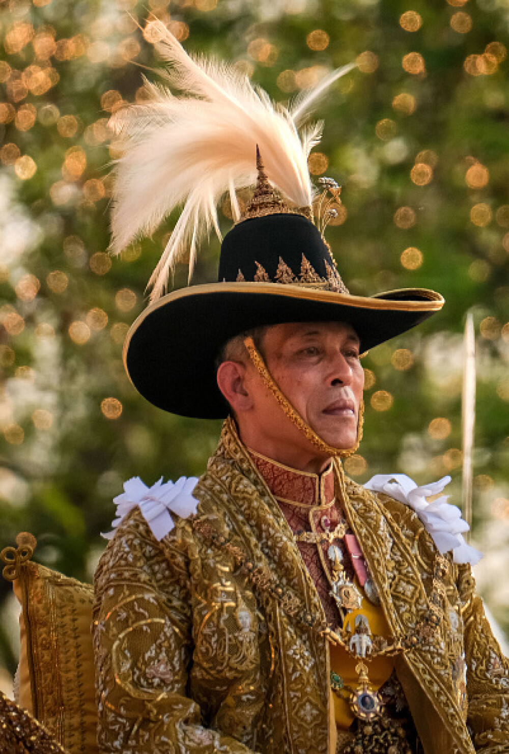 Noul rege al Thailandei cărat pe străzile din Bangkok. Funcţionari aduși pentru a face figuraţie - Imaginea 10