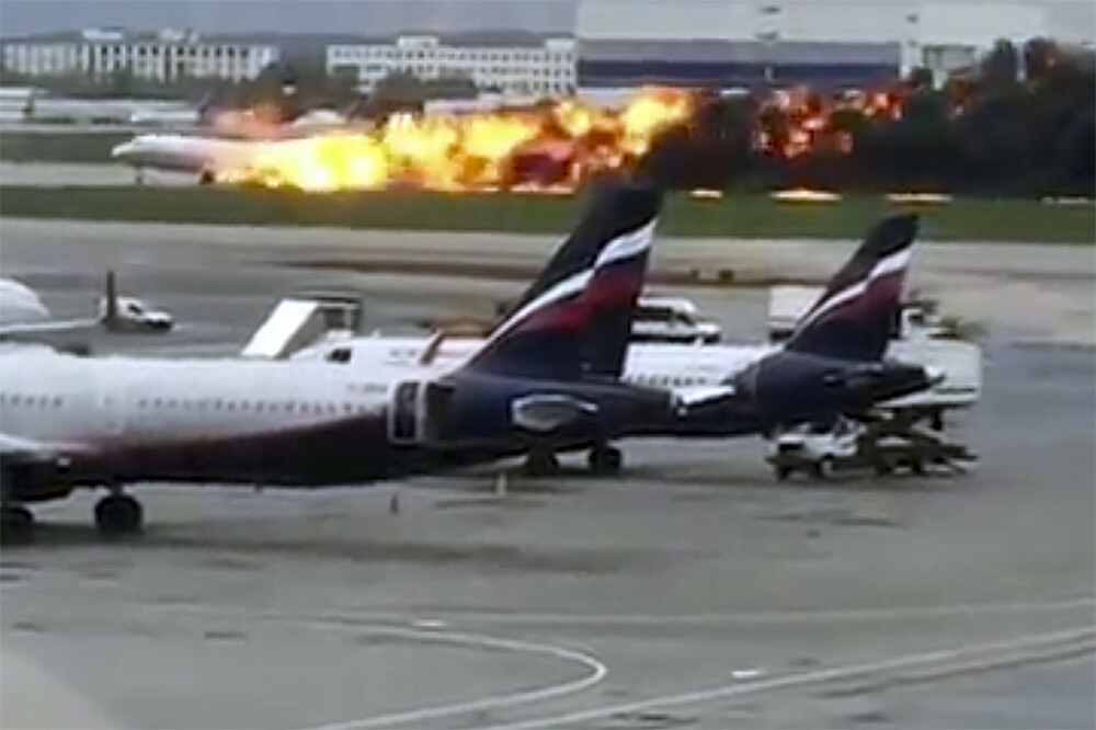 Un însoțitor de zbor ar fi murit în timp ce încerca să salveze pasagerii din avionul în flăcări - Imaginea 13