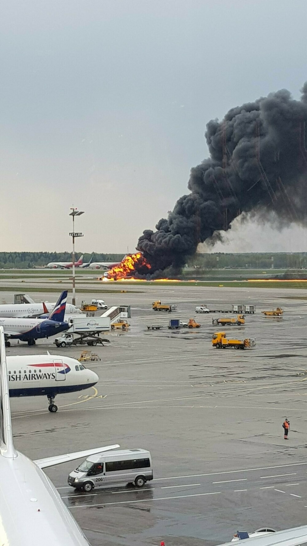 Un însoțitor de zbor ar fi murit în timp ce încerca să salveze pasagerii din avionul în flăcări - Imaginea 12
