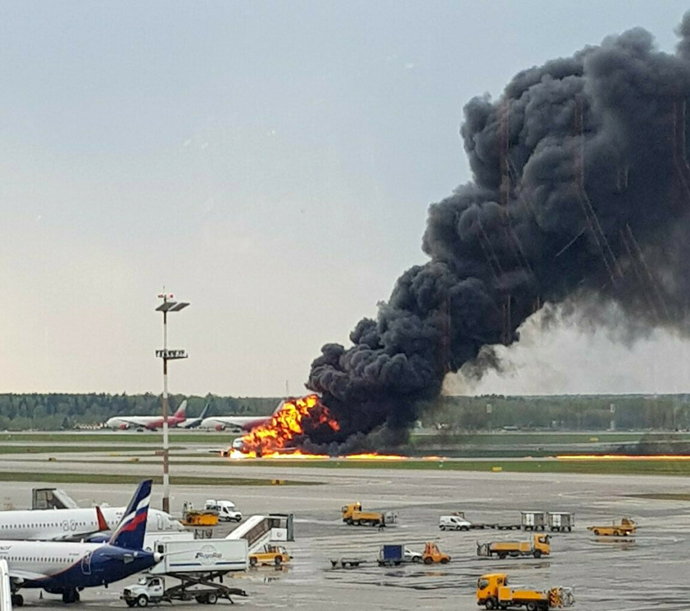 Un însoțitor de zbor ar fi murit în timp ce încerca să salveze pasagerii din avionul în flăcări - Imaginea 1
