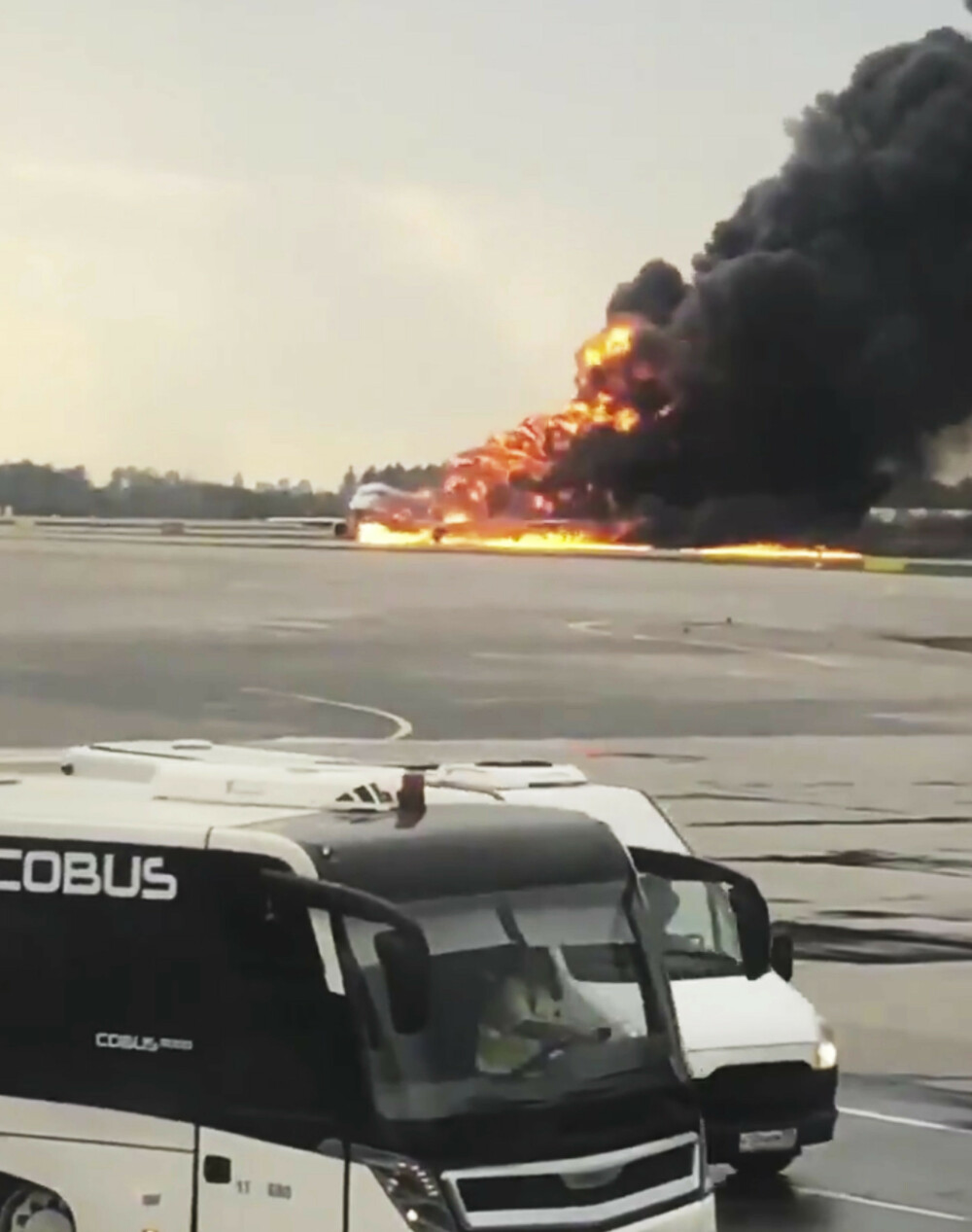 Un însoțitor de zbor ar fi murit în timp ce încerca să salveze pasagerii din avionul în flăcări - Imaginea 11