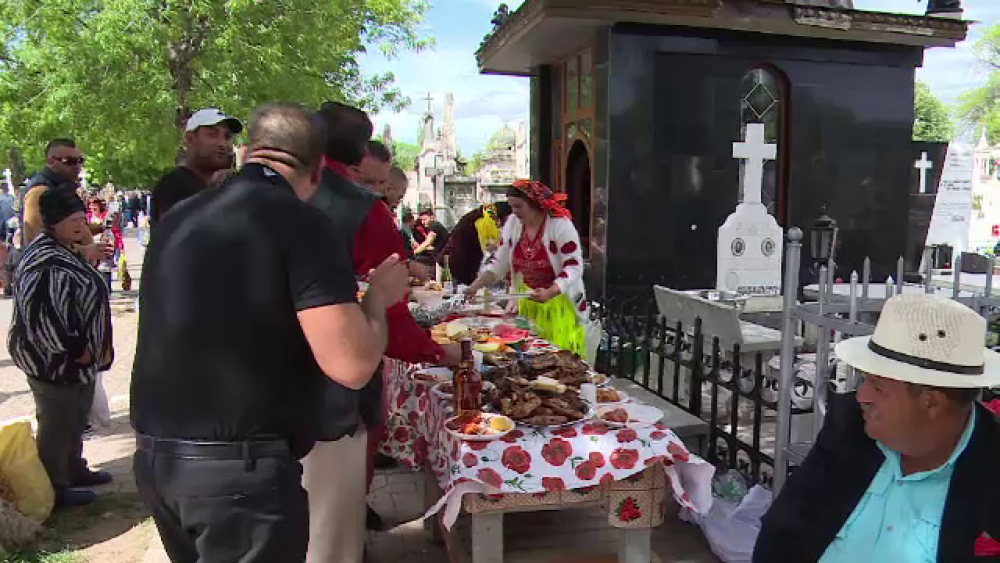 Soluţia găsită de o familie din Galaţi, după ce li s-a interzis să facă grătar în cimitir - Imaginea 1