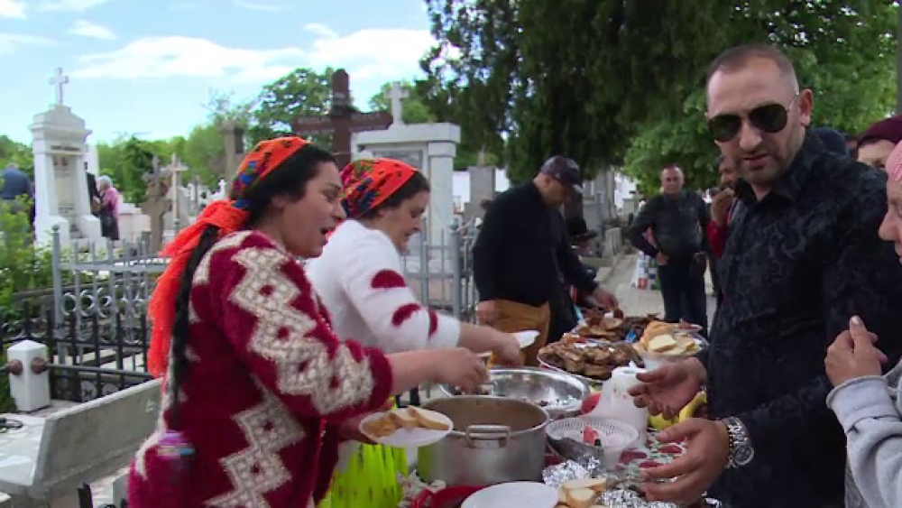 Soluţia găsită de o familie din Galaţi, după ce li s-a interzis să facă grătar în cimitir - Imaginea 2