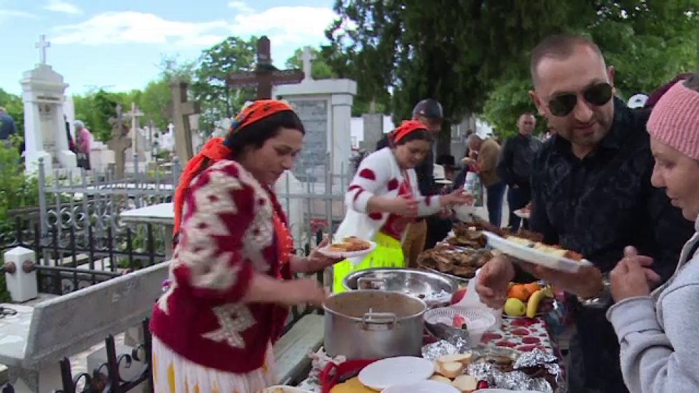 Soluţia găsită de o familie din Galaţi, după ce li s-a interzis să facă grătar în cimitir - Imaginea 3