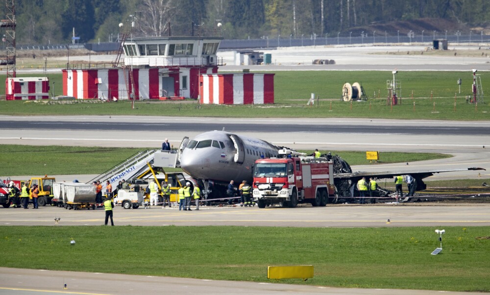 Un însoțitor de zbor ar fi murit în timp ce încerca să salveze pasagerii din avionul în flăcări - Imaginea 10