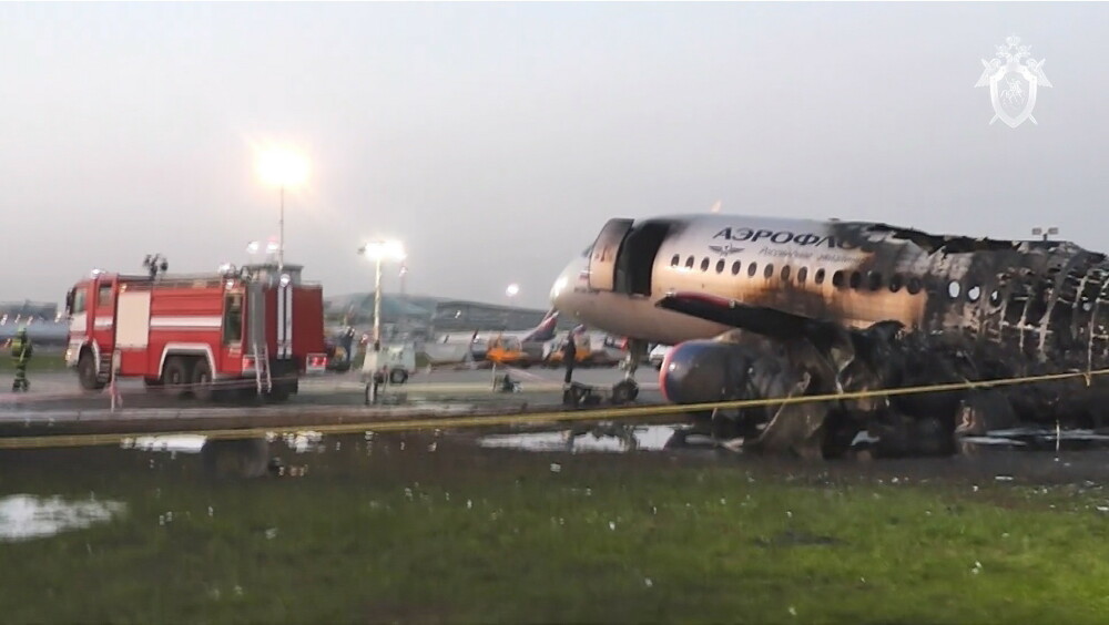 Pasagerii avionului care a luat foc la Moscova s-au grăbit să-și ia bagajele, în loc să fugă - Imaginea 8