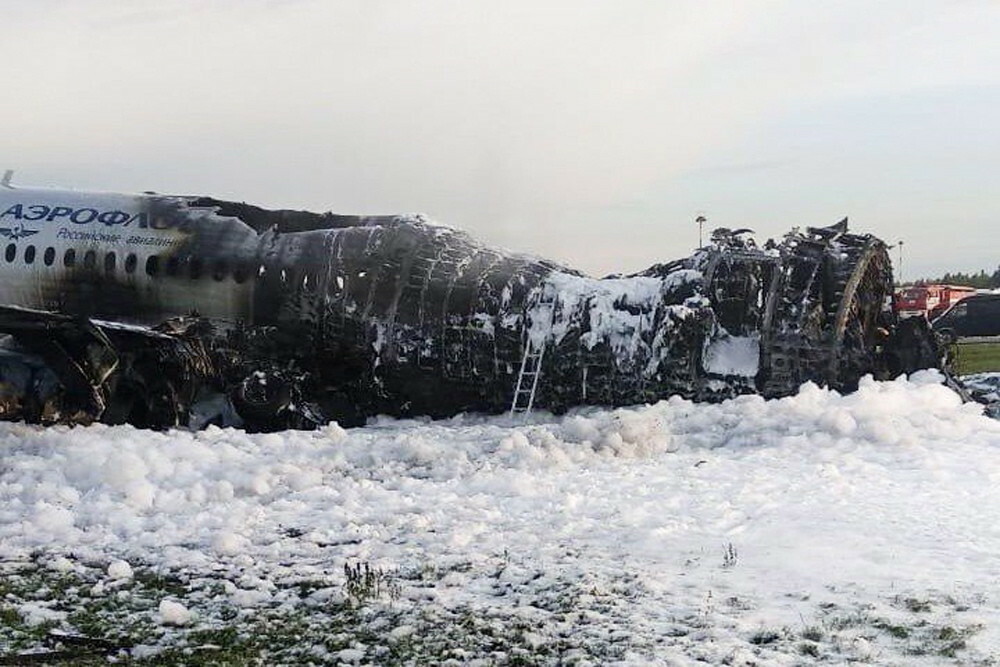 Pasagerii avionului care a luat foc la Moscova s-au grăbit să-și ia bagajele, în loc să fugă - Imaginea 7