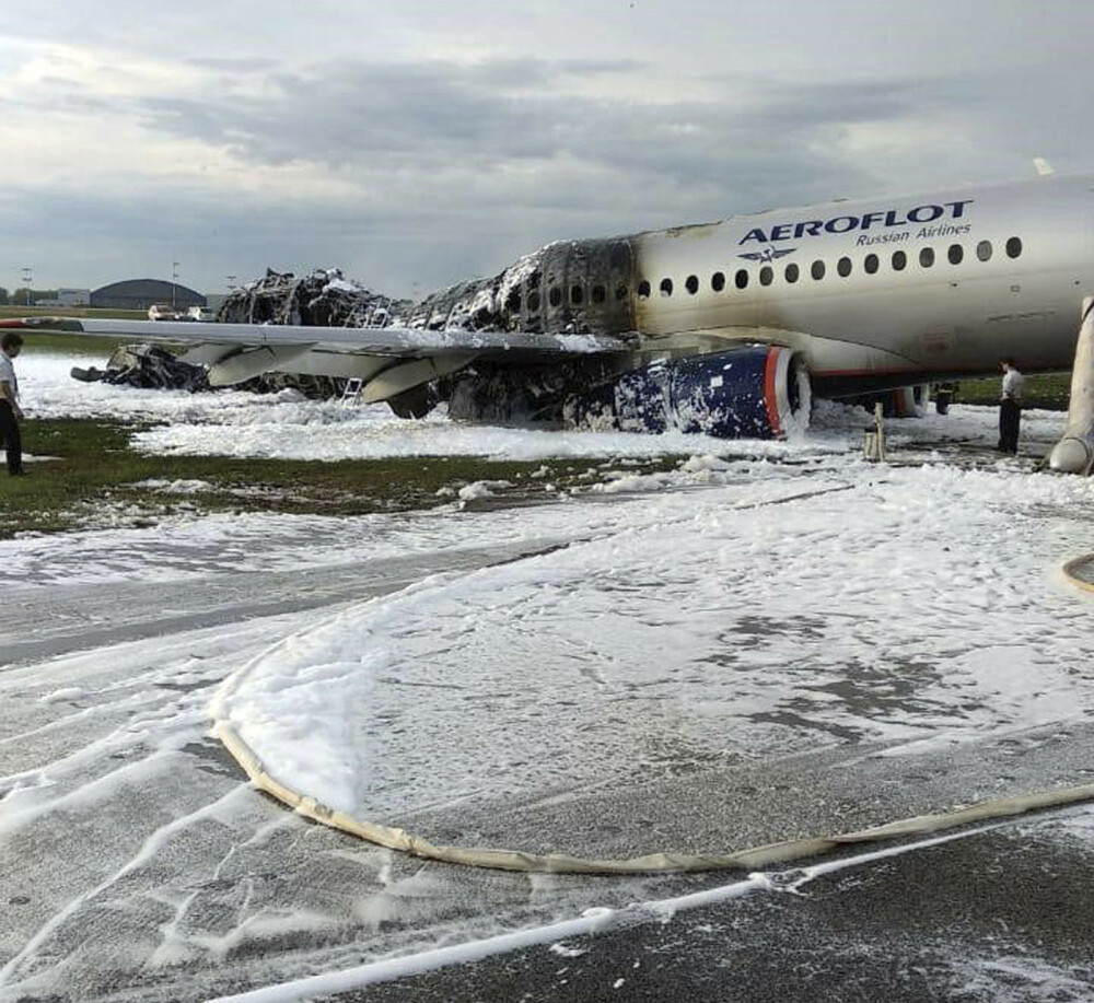 Pasagerii avionului care a luat foc la Moscova s-au grăbit să-și ia bagajele, în loc să fugă - Imaginea 5
