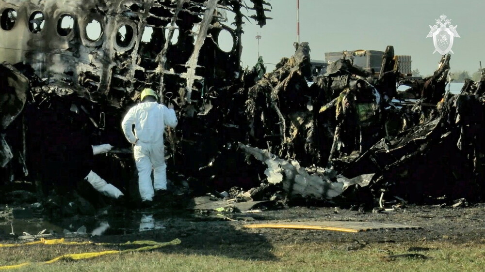 Pasagerii avionului care a luat foc la Moscova s-au grăbit să-și ia bagajele, în loc să fugă - Imaginea 4