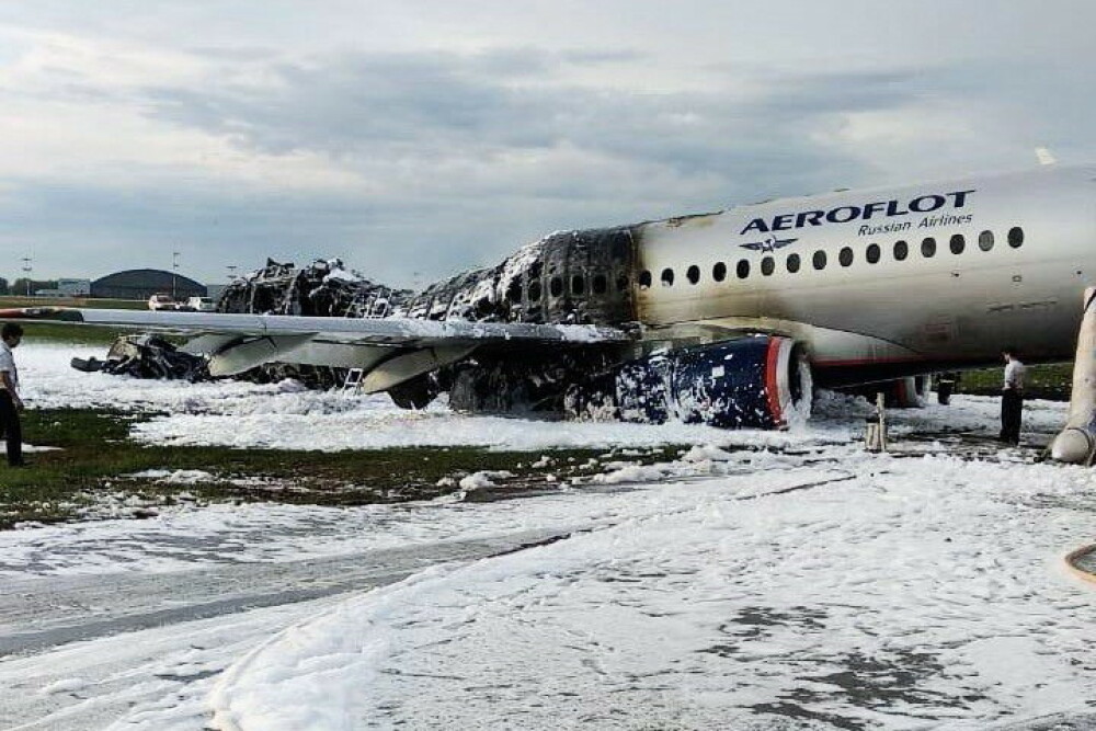 Pasagerii avionului care a luat foc la Moscova s-au grăbit să-și ia bagajele, în loc să fugă - Imaginea 3