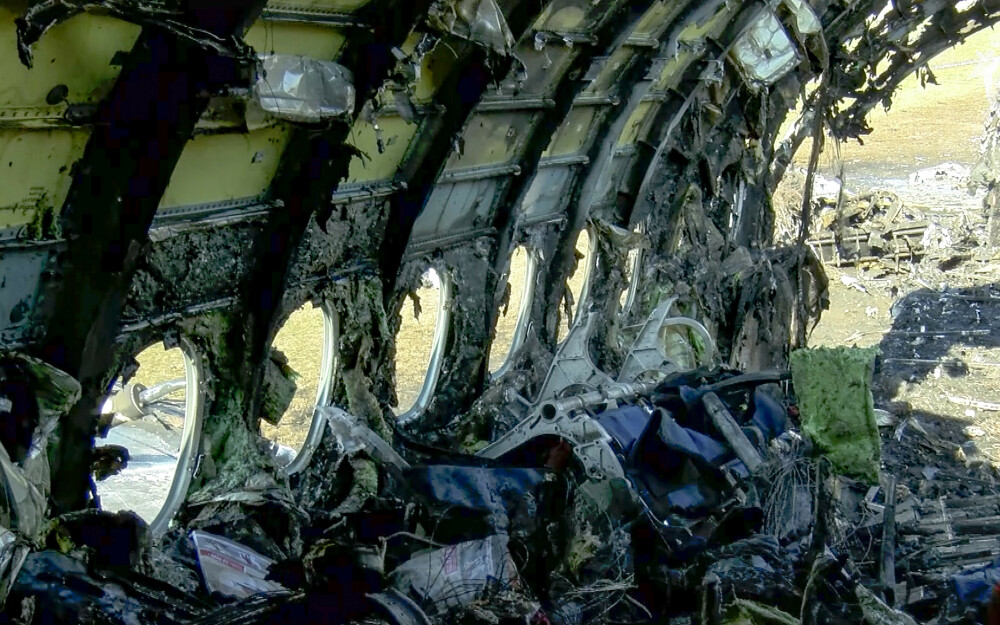 Un însoțitor de zbor ar fi murit în timp ce încerca să salveze pasagerii din avionul în flăcări - Imaginea 3