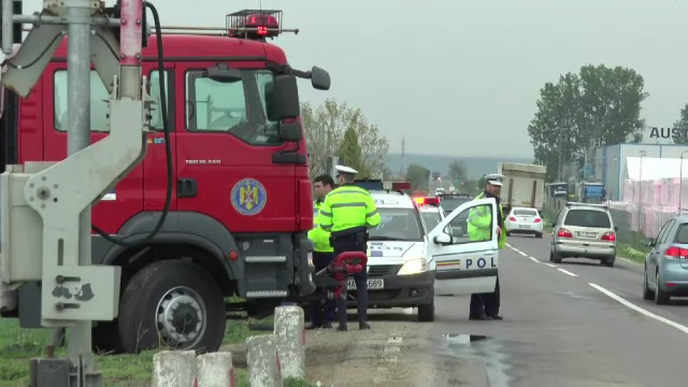 Anchetă după ce o mașină a ars pe marginea drumului, în Neamț. Șoferul nu a fost găsit - Imaginea 1