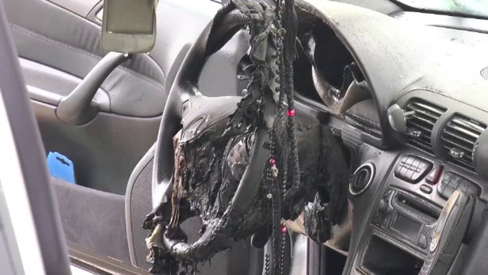 Anchetă după ce o mașină a ars pe marginea drumului, în Neamț. Șoferul nu a fost găsit - Imaginea 2