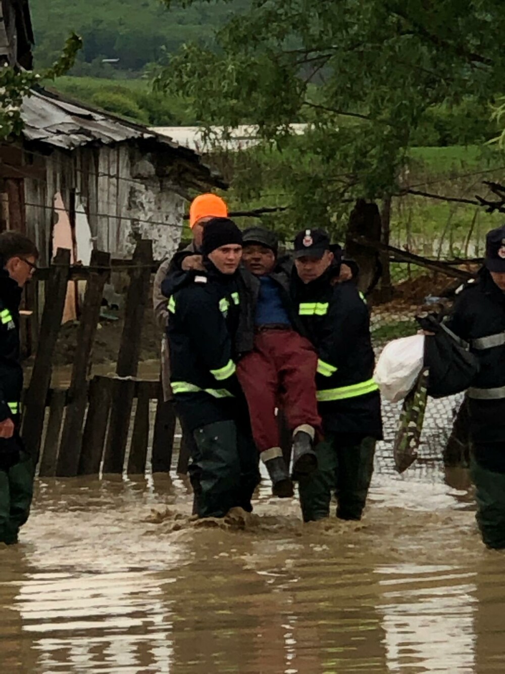 Localități din mai multe județe, afectate de inundații. Un copil de 4 ani a fost luat de apă - Imaginea 3