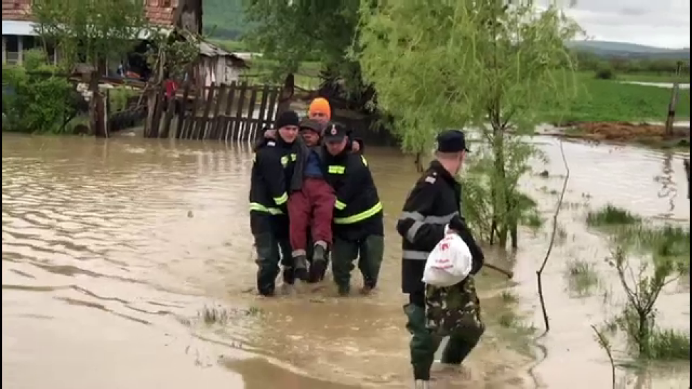 Coșmar pentru oamenii din localitățile inundate: „Dumnezeu ne dă, Dumnezeu ne ia” - Imaginea 2
