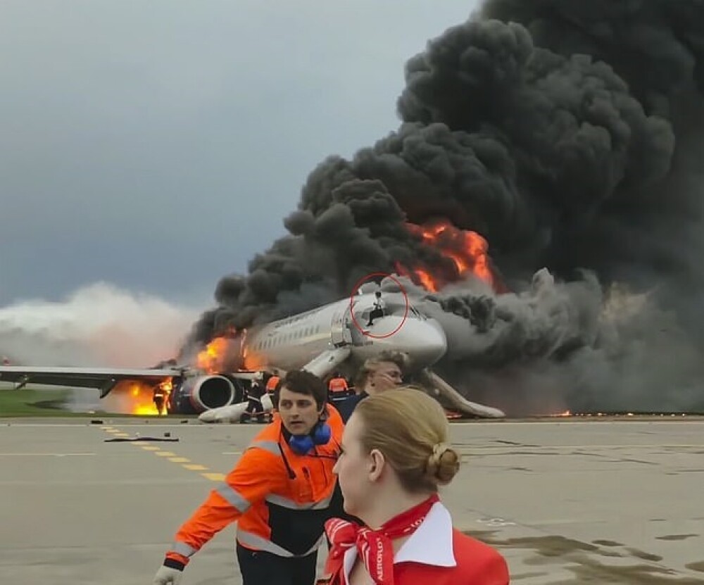 Momentul în care copilotul se întoarce în avionul cuprins de flăcări în Moscova. VIDEO - Imaginea 1