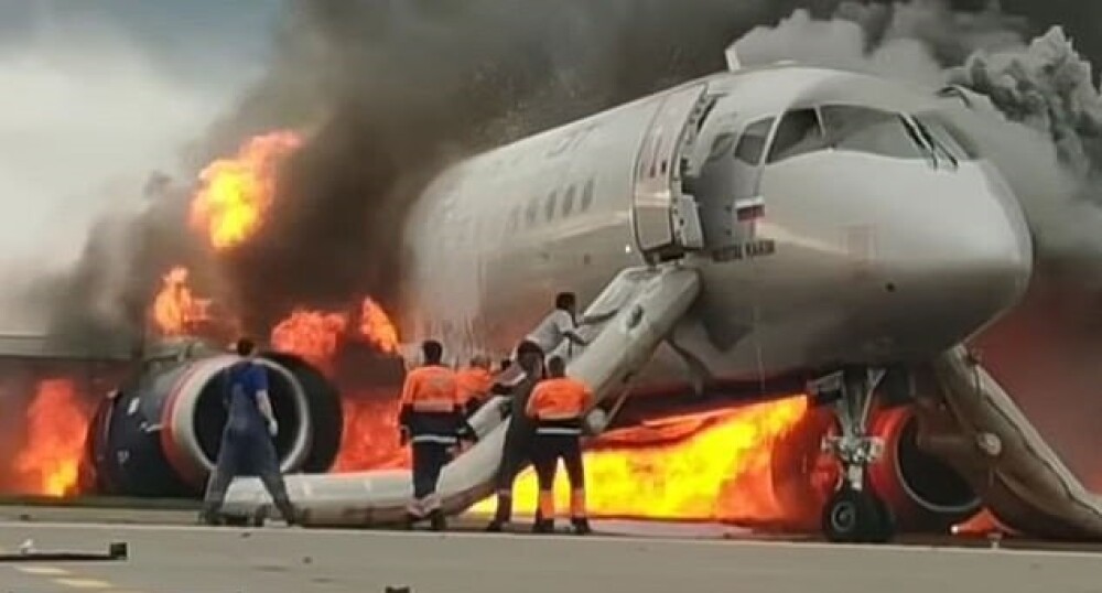Momentul în care copilotul se întoarce în avionul cuprins de flăcări în Moscova. VIDEO - Imaginea 2