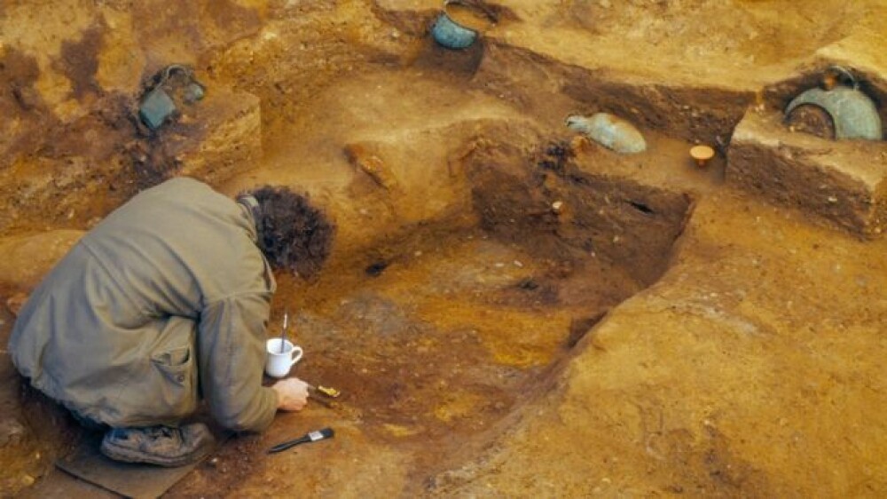 Un mormânt antic regal a fost descoperit între o cârciumă și un supermarket - Imaginea 3