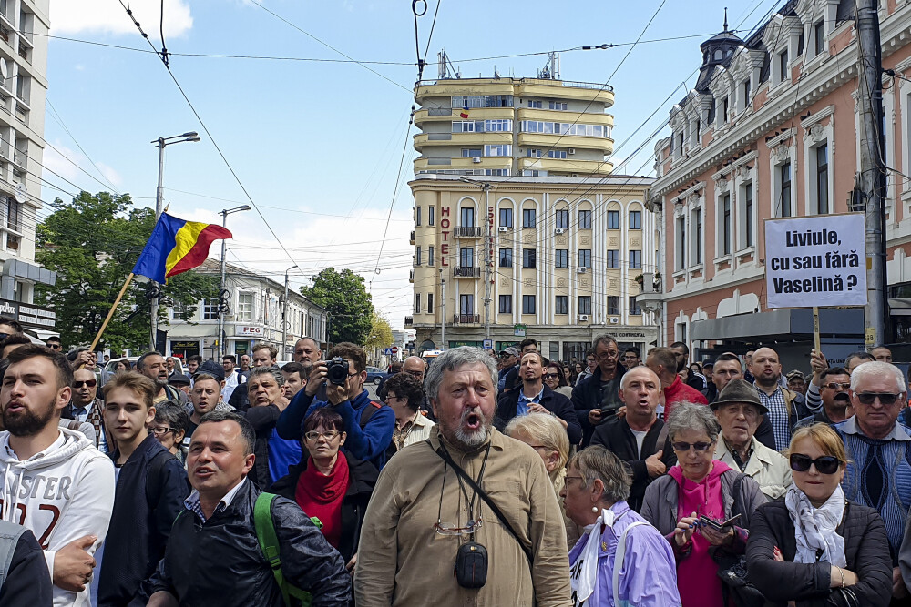 Participant la mitingul PSD din Iași: ”Stăm şi aşteptăm programul. Nu știu cine vine” - Imaginea 10