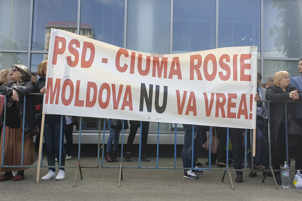 Participant la mitingul PSD din Iași: ”Stăm şi aşteptăm programul. Nu știu cine vine” - Imaginea 9
