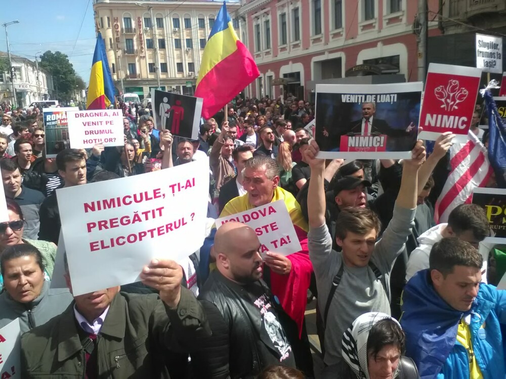 Participant la mitingul PSD din Iași: ”Stăm şi aşteptăm programul. Nu știu cine vine” - Imaginea 6
