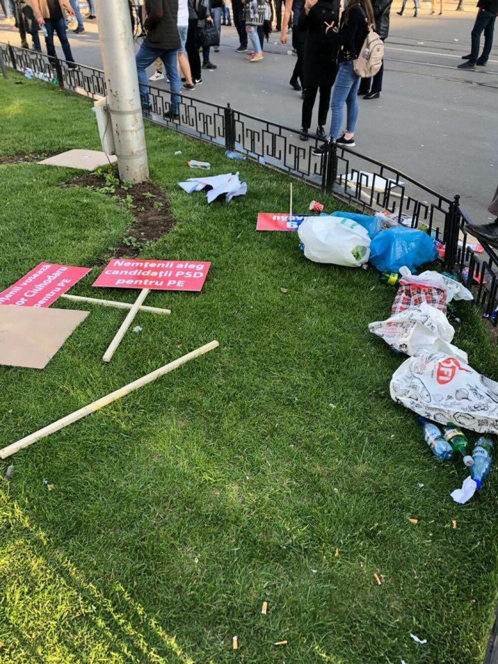 Imagini cu mizeria rămasă după mitingul PSD de la Iași. Mesajul primarului Mihai Chirica - Imaginea 8