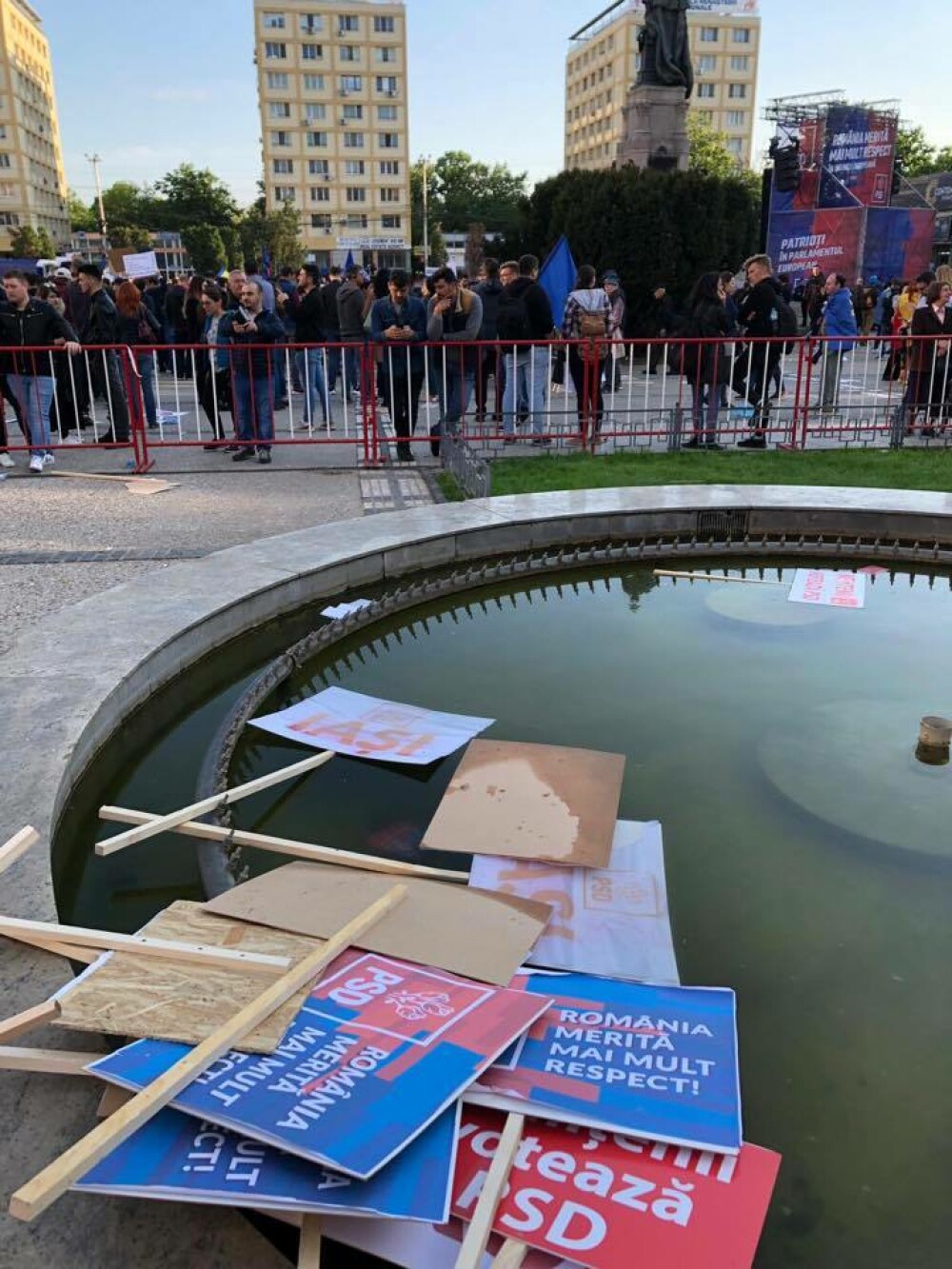 Imagini cu mizeria rămasă după mitingul PSD de la Iași. Mesajul primarului Mihai Chirica - Imaginea 5