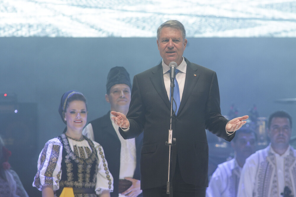 Iohannis şi Tusk, primiți cu aplauze la spectacolul organizat în Piaţa Mare din Sibiu - Imaginea 3