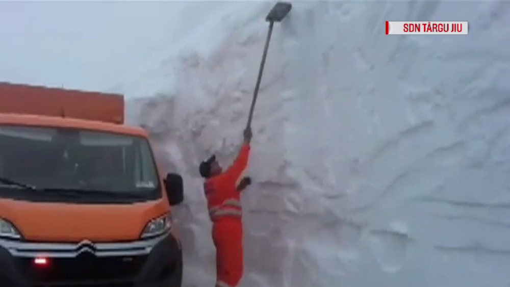 Drumul din România pe care stratul de zăpadă a ajuns și la 3 metri. Drumarii s-au dat bătuți - Imaginea 1