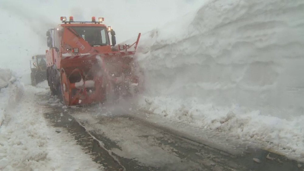 Drumul din România pe care stratul de zăpadă a ajuns și la 3 metri. Drumarii s-au dat bătuți - Imaginea 2