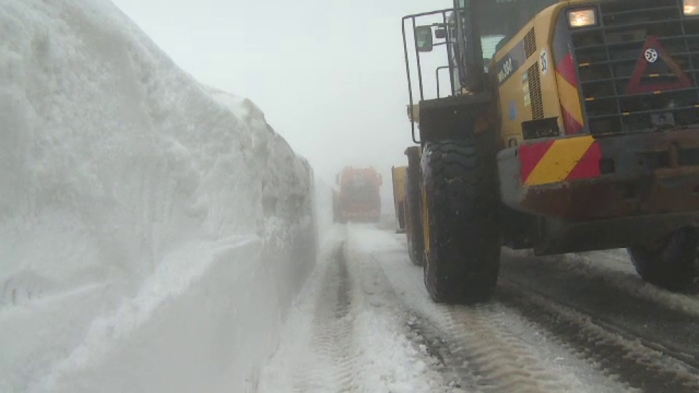 Drumul din România pe care stratul de zăpadă a ajuns și la 3 metri. Drumarii s-au dat bătuți - Imaginea 3
