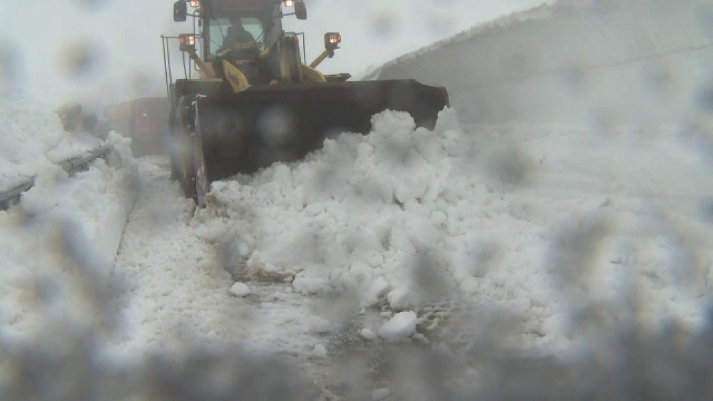 Drumul din România pe care stratul de zăpadă a ajuns și la 3 metri. Drumarii s-au dat bătuți - Imaginea 5