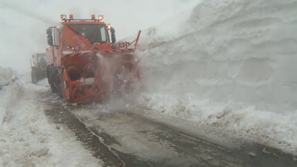 Drumul din România pe care stratul de zăpadă a ajuns și la 3 metri. Drumarii s-au dat bătuți - Imaginea 6