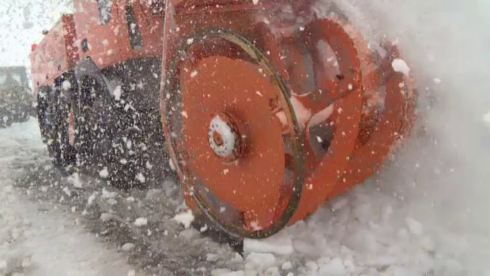 Drumul din România pe care stratul de zăpadă a ajuns și la 3 metri. Drumarii s-au dat bătuți - Imaginea 7