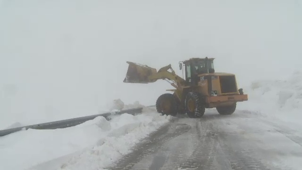Drumul din România pe care stratul de zăpadă a ajuns și la 3 metri. Drumarii s-au dat bătuți - Imaginea 8