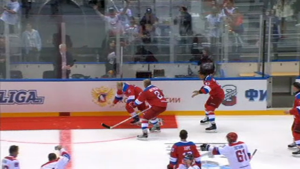 Momentul jenant în care Vladimir Putin a luat o trântă pe gheață. Reacția liderului rus - Imaginea 1