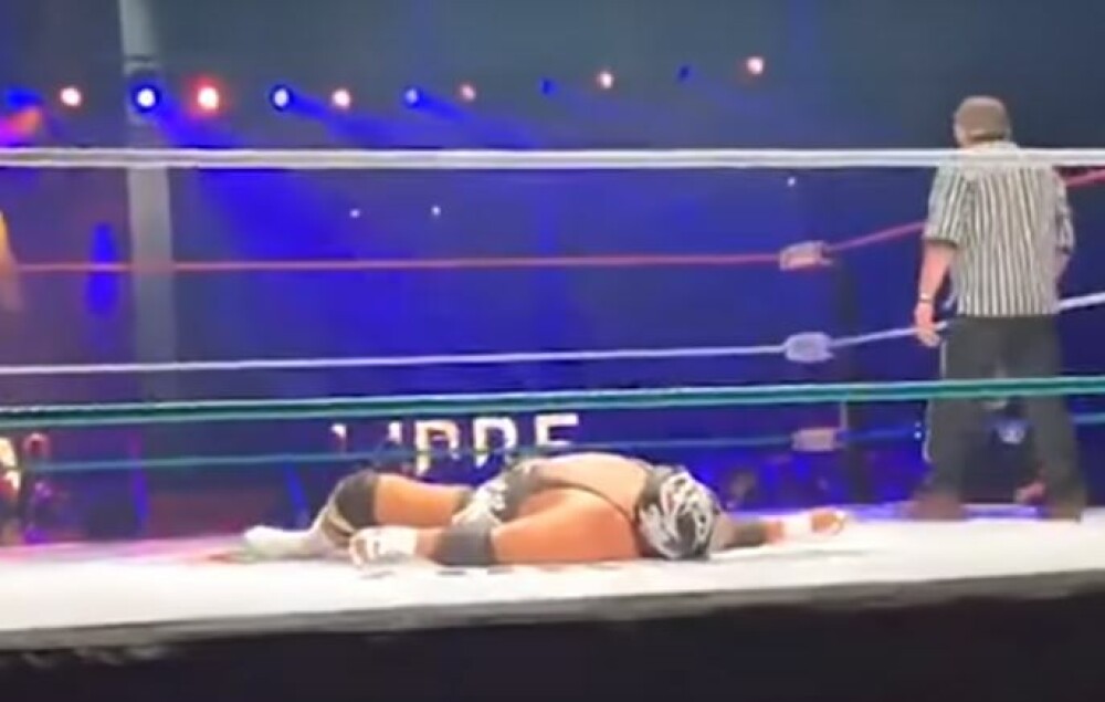 Momentul în care un cunoscut wrestler moare în ring. Publicul a crezut că se preface. VIDEO - Imaginea 1