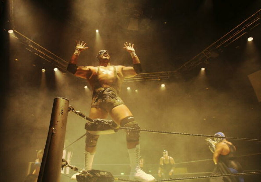 Momentul în care un cunoscut wrestler moare în ring. Publicul a crezut că se preface. VIDEO - Imaginea 2