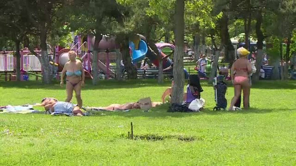 Românii s-au bucurat de vremea caldă și au ieșit la plajă în parcuri sau ștranduri - Imaginea 1
