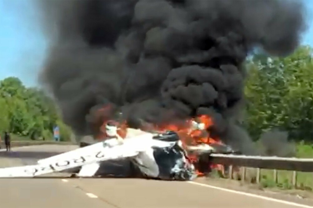 Adolescenți salvați în ultimul moment dintr-un avion în flăcări. „O grămadă de metal topit” - Imaginea 1