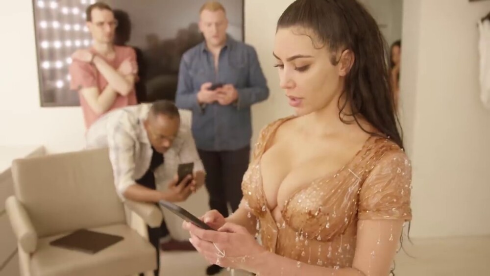 Kim Kardashian și-a deformat corpul din cauza unui articol vestimentar - Imaginea 11