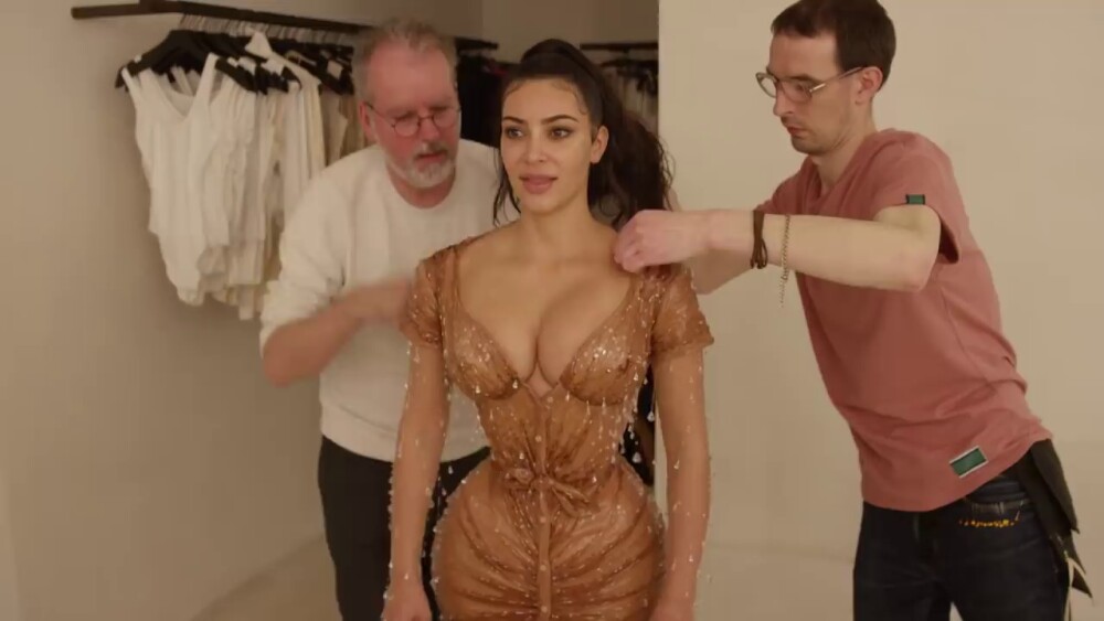 Kim Kardashian și-a deformat corpul din cauza unui articol vestimentar - Imaginea 8