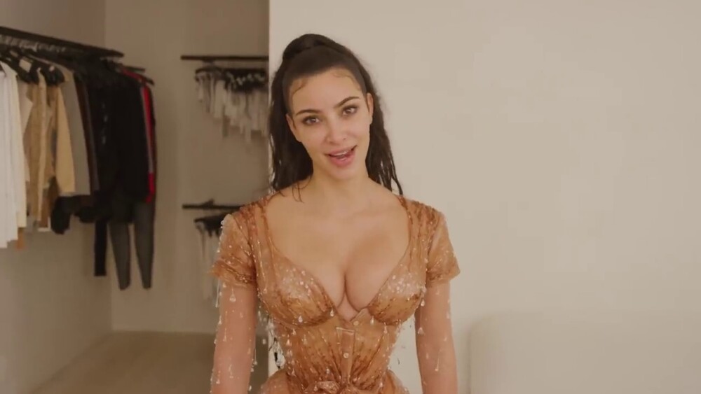 Kim Kardashian și-a deformat corpul din cauza unui articol vestimentar - Imaginea 4
