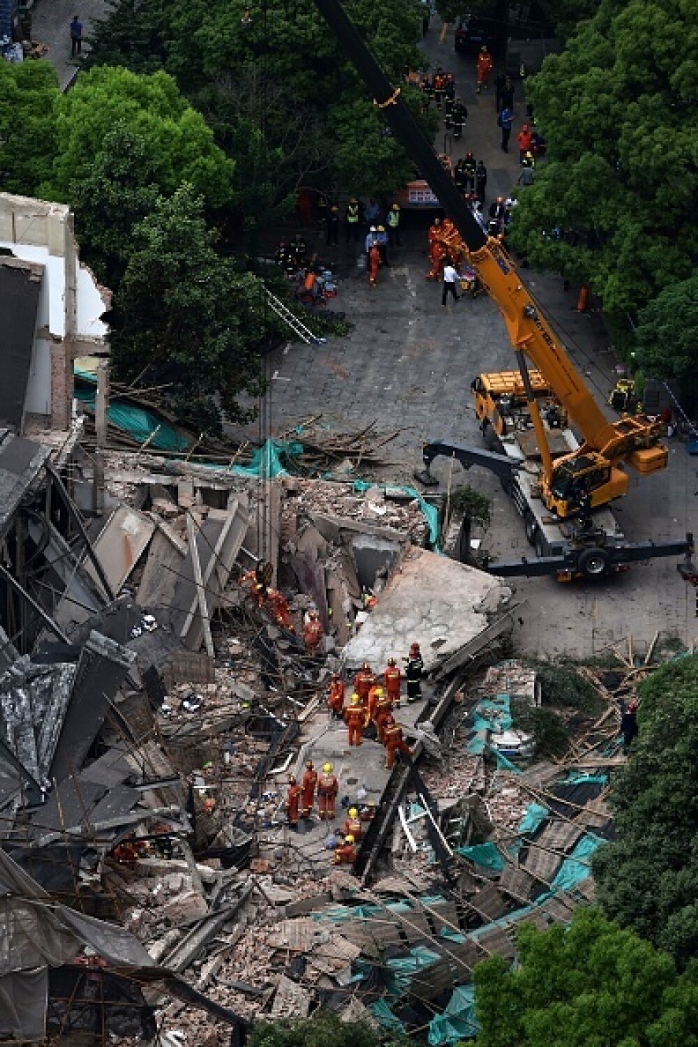 5 morți și 14 răniți, după ce o clădire s-a prăbușit la Shanghai. VIDEO, FOTO - Imaginea 7