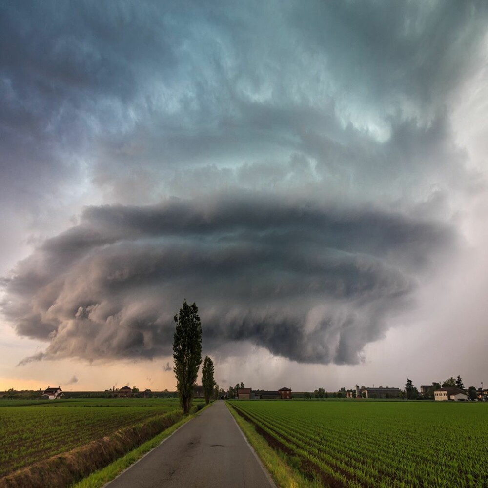 Imagini spectaculoase surprinse pe un câmp. „E o structură destul de rară în Europa”. FOTO - Imaginea 1