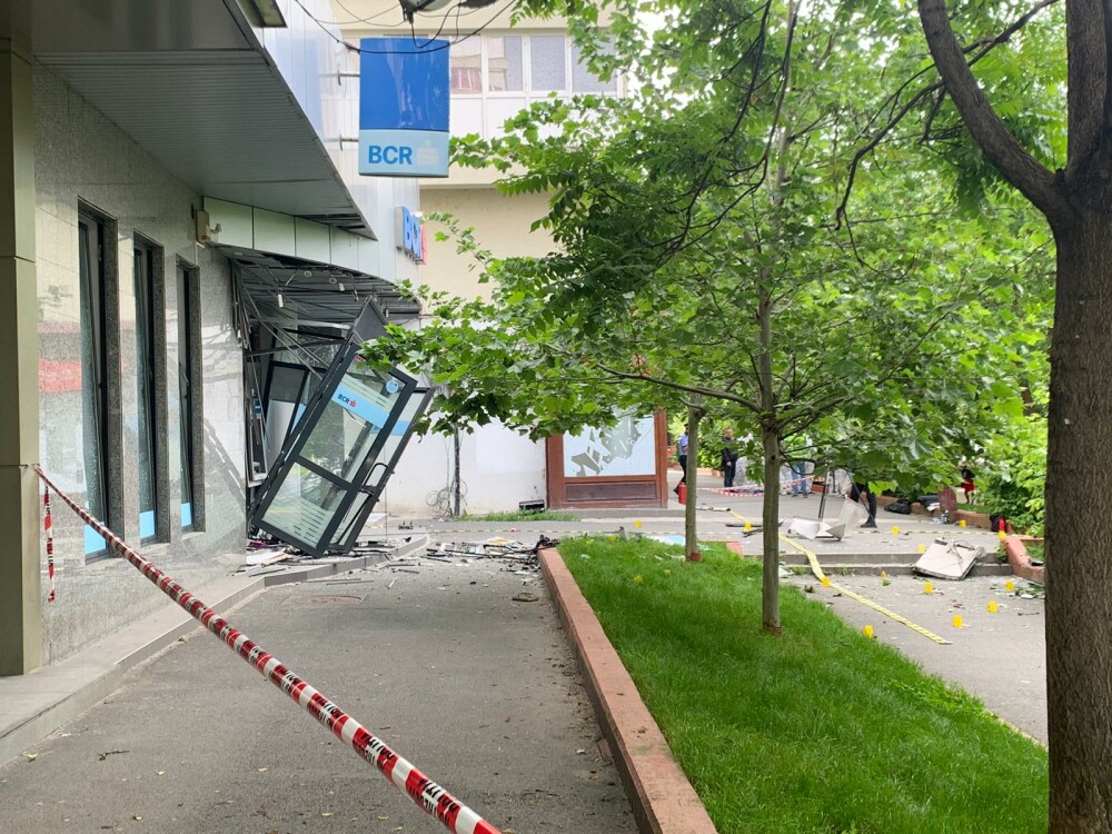 Bancomat aruncat în aer, pe un bulevard din Capitală. Explozia s-a auzit în tot cartierul - Imaginea 2